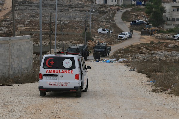 جرافات إسرائيلية تهدم مباني فلسطينية في ضاحية نابلس الجديدة شمال الضفة الغربية، في 31 آب/أغسطس 2026. (تصوير: محمد ناصر)