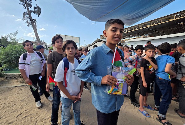 طلبة فلسطينيون يباشرون عامهم الدراسي الجديد داخل خيام وفصول مؤقتة مصنوعة من الصفيح في خان يونس جنوب قطاع غزة، في 19 أيلول/ سبتمبر 2026. (تصوير: طارق محمد)