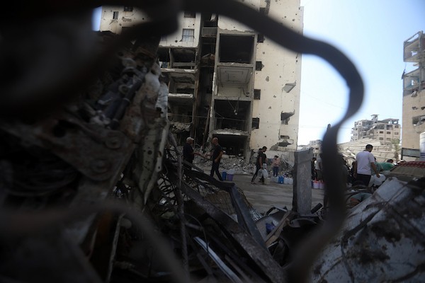 فلسطينيون يقيمون داخل أبراج الكرامة المتضررة وفي خيام مجاورة لها شمال قطاع غزة، في 17 سبتمبر/أيلول 2026، وسط مخاوف من انهيار المباني وصعوبة تأمين مساكن بديلة للعائلات والنازحين. (تصوير: بلال أسامة)