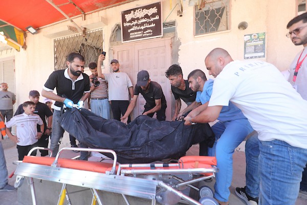 مسعفون فلسطينيون ينقلون جثمان مواطن إلى مستشفى شهداء الأقصى بعد استشهاده في غارة جوية إسرائيلية استهدفت مركبة في دير البلح، وسط قطاع غزة، في 24 سبتمبر/أيلول 2026. صورة: معز صالحي