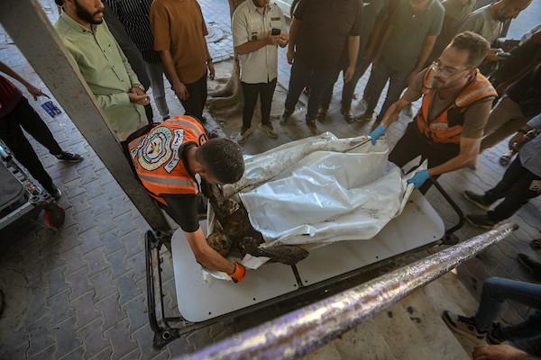 فلسطينيون يتجمعون في موقع غارة جوية إسرائيلية استهدفت مركبة مدنية في حي الشيخ رضوان بمدينة غزة، في 19 أيلول/ سبتمبر 2026. وأدى الاستهداف إلى سقوط شهيد وإصابة خرين. (تصوير: بلال أسامة)