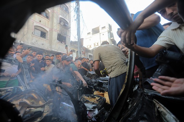 يتفقد فلسطينيون موقع غارة جوية إسرائيلية استهدفت مركبة في مدينة غزة، قطاع غزة، في 6 سبتمبر/أيلول 2026. وبحسب مصادر طبية، أسفرت الغارة عن استشهاد فلسطيني وطفلته وإصابة آخرين. (صورة: بلال أسامة)