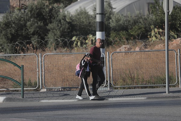 يعبر طلاب وطالبات فلسطينيون حاجزًا إسرائيليًا في الخليل في طريقهم إلى مدارسهم مع بداية العام الدراسي الجديد في الضفة، 6 سبتمبر/أيلول 2026. تصوير: مأمون وزواز