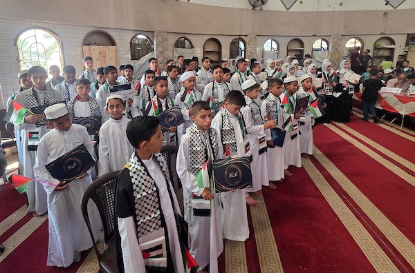 طلاب فلسطينيون من حفظة القرآن الكريم خلال حفل تخرج في خان يونس، جنوب قطاع غزة، في 14 سبتمبر/أيلول. تصوير: طارق محمد.