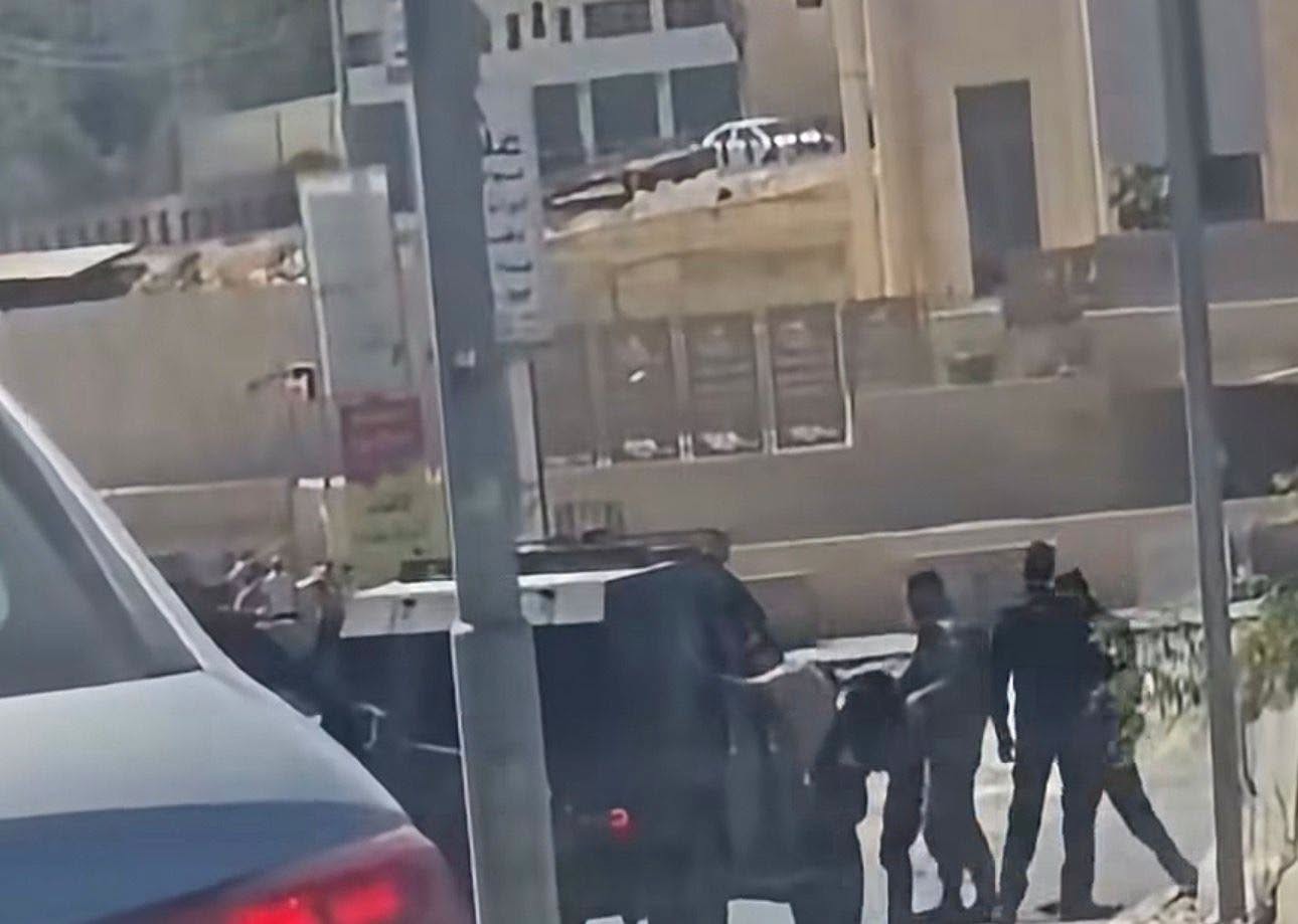 قوات الاحتلال تعتقل شابًا قرب حاجز قلنديا شمالي القدس المحتلة..jpg