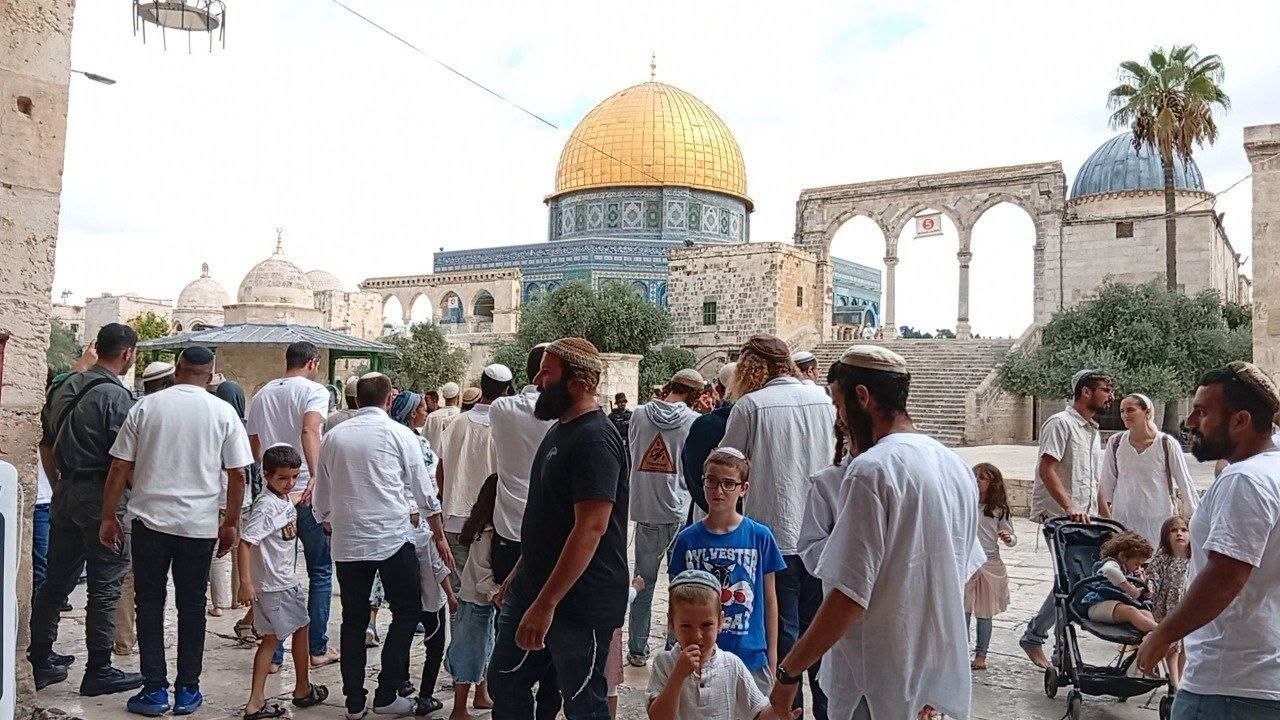 جانب من اقتحامات المستعمرين للمسجد الأقصى المبارك.jpg