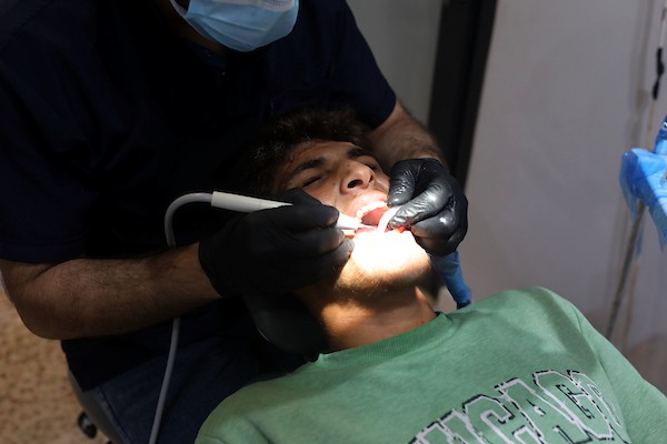 طبيب أسنان فلسطيني يواصل عمله داخل عيادته في مدينة غزة، 14 سبتمبر/أيلول 2026. تصوير: محمد صالحة.