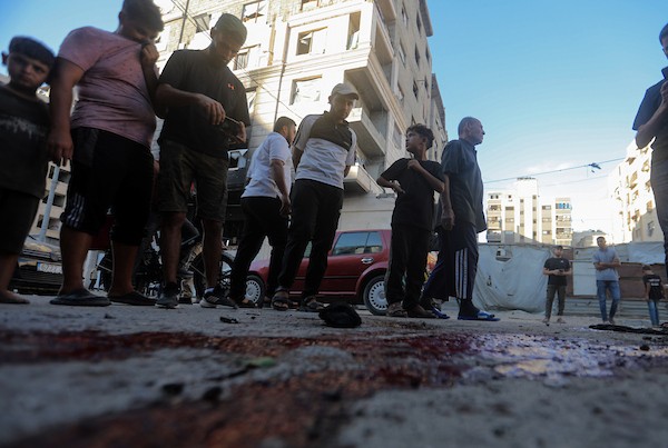 تجمّع فلسطينيون في موقع غارة جوية إسرائيلية استهدفت مجموعة من الأشخاص في شارع الثورة بمدينة غزة، في 3 سبتمبر/أيلول 2026. (صورة: بلال أسامة)