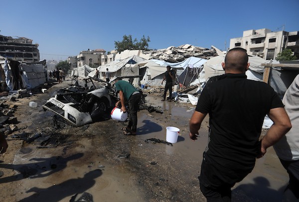 يتفقد فلسطينيون موقع غارات جوية وإطلاق نار إسرائيلي غرب مدينة غزة في الأول من سبتمبر/أيلول 2026. (صورة: بلال أسامة)