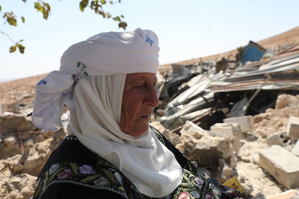يتفقد فلسطينيون الأضرار الناجمة عن هدم منازل في قرية جنبا بمحافظة مسافر يطا، جنوب الخليل، في 23 سبتمبر/أيلول 2026. (صورة: مأمون وزواز)