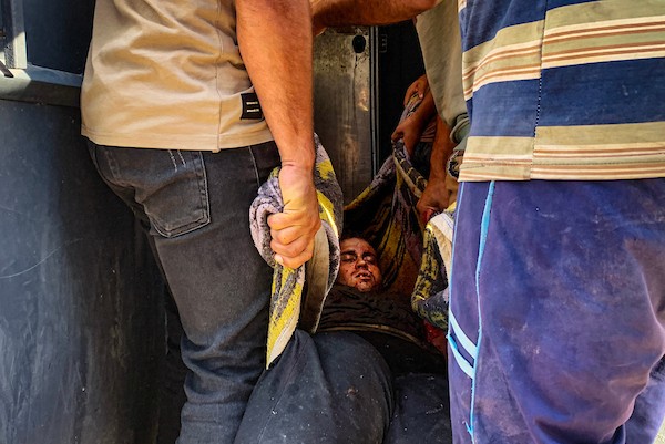 يحمل فلسطينيون جثتي شخصين إلى مستشفى الشفاء في مدينة غزة في 29 سبتمبر/أيلول 2026، عقب غارة إسرائيلية على مخيم حلاوة في جباليا.صورة: أحمد الشوا