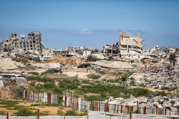 فلسطينيون نازحون يمارسون أنشطتهم اليومية داخل خيام نُصبت قرب منازلهم المدمرة في حي الزيتون، جنوب مدينة غزة، في 28 سبتمبر/أيلول 2026. (صورة: بلال أسامة)