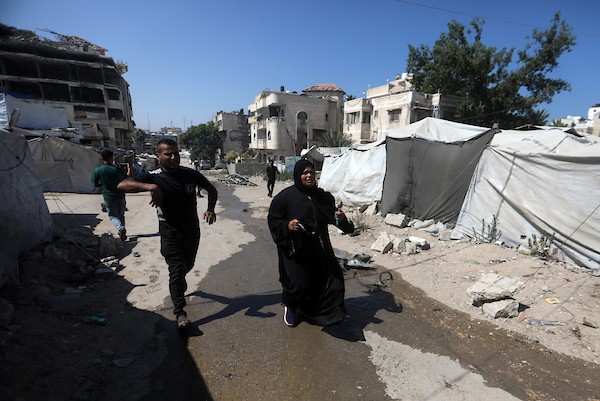 يتفقد فلسطينيون موقع غارات جوية وإطلاق نار إسرائيلي غرب مدينة غزة في الأول من سبتمبر/أيلول 2026. (صورة: بلال أسامة)