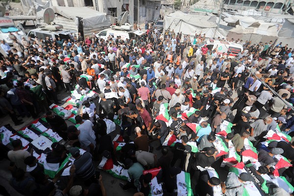 فلسطينيون يشيّعون في حي الزيتون بمدينة غزة، 6 سبتمبر/أيلول 2026، رفات وجثامين نحو 100 من ذويهم، بينهم عشرات الأطفال، بعدما انتشلتها طواقم الدفاع المدني خلال الأيام الماضية