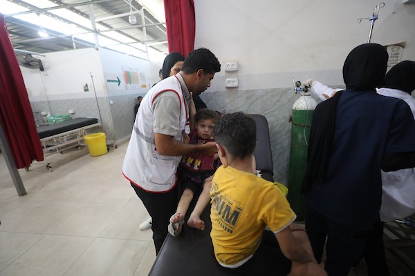 يتلقى فلسطينيون جرحى، بينهم أطفال، العلاج في مستشفى العودة بمخيم النصيرات، وسط قطاع غزة، بعد إصابتهم في غارة جوية إسرائيلية استهدفت مخيم النصيرات للاجئين، في 9 سبتمبر/أيلول 2026. صورة: حسن الجدي