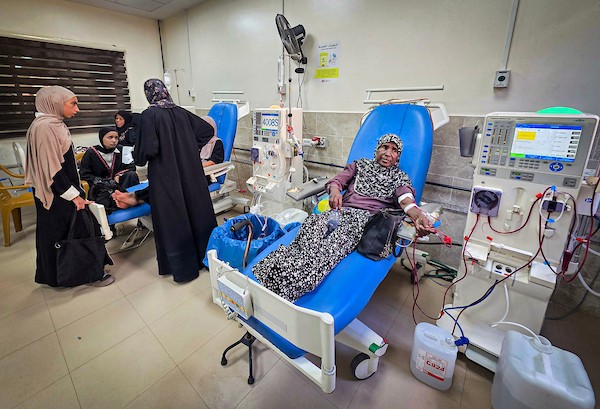 يتلقى مرضى الكلى الفلسطينيون جلسات غسيل الكلى في مجمع ناصر الطبي بخان يونس، جنوب قطاع غزة، في 24 سبتمبر/أيلول 2026. (صورة: طارق محمد)