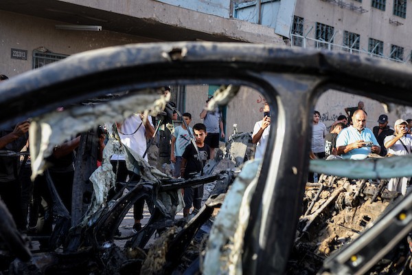 فلسطينيون يتجمعون في موقع استهداف طائرة مسيّرة إسرائيلية مركبة قرب مفترق الصناعة وسط مدينة غزة، في 27 سبتمبر/أيلول 2026. صورة: بلال أسامة
