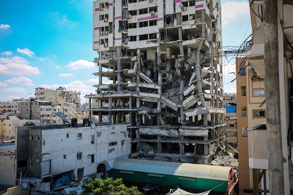 خيام لنازحين فلسطينيين بجوار برج بنك فلسطين المتضرر جراء القصف الإسرائيلي في مدينة غزة، في 20 سبتمبر/أيلول 2026. (صورة: محمد صالحة)