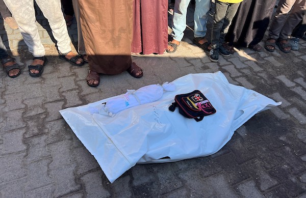 يحمل المشيعون جثمان أمل المغير، البالغة من العمر 8 سنوات، خلال موكب جنازتها من مجمع ناصر الطبي في خان يونس، جنوب قطاع غزة، في 16 سبتمبر/أيلول 2026. (صورة: طارق محمد)