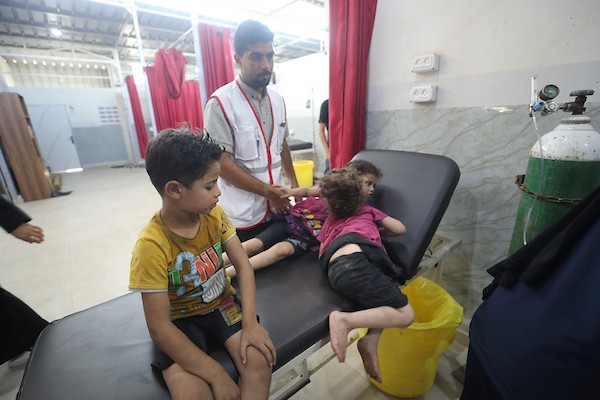 يتلقى فلسطينيون جرحى، بينهم أطفال، العلاج في مستشفى العودة بمخيم النصيرات، وسط قطاع غزة، بعد إصابتهم في غارة جوية إسرائيلية استهدفت مخيم النصيرات للاجئين، في 9 سبتمبر/أيلول 2026. صورة: حسن الجدي