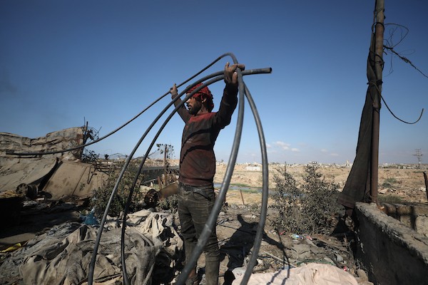 في الثاني من سبتمبر/أيلول 2026، قام عمال فلسطينيون بإنتاج الوقود من النفايات البلاستيكية باستخدام أساليب بدائية في مخيم النصيرات للاجئين وسط قطاع غزة. صورة: حسن الجديدي