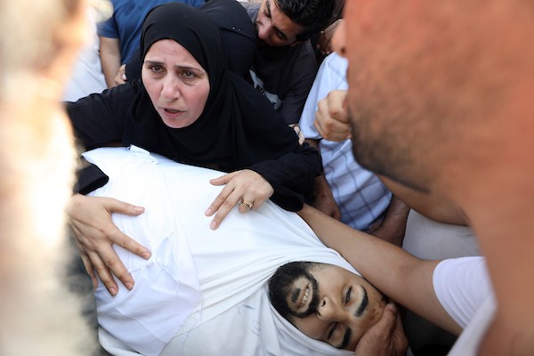 مشيّعون يودعون جثمان بصير منير البرش، داخل مستشفى الشفاء بمدينة غزة في 19 أيلول/ سبتمبر 2026. (تصوير: بلال أسامة)