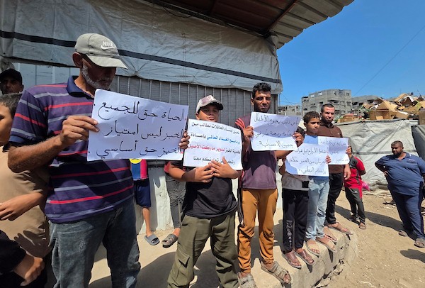 تظاهر نازحون في خان يونس، جنوب قطاع غزة، في 3 سبتمبر/أيلول 2026، احتجاجًا على خفض برنامج الأغذية العالمي لحصص الخبز المخصصة لسكان المنطقة.(صورة: طارق محمد)