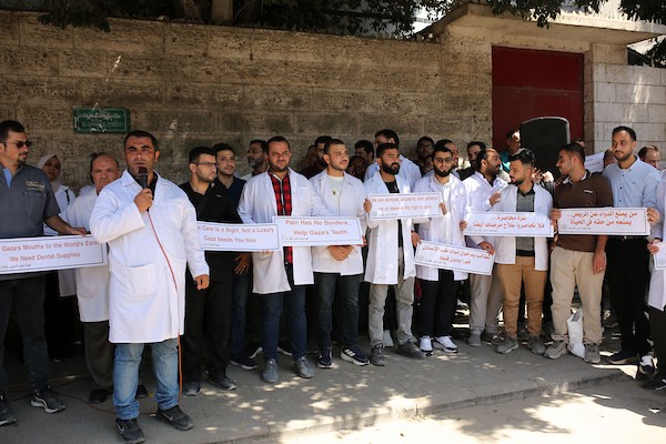 يشارك أطباء فلسطينيون في احتجاج دعت إليه لجنة طب الأسنان في قطاع غزة أمام مقر الصليب الأحمر بمدينة غزة في 15 سبتمبر/أيلول 2026.صورة: محمد صالحة