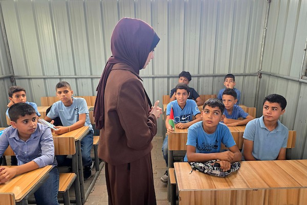 طلبة فلسطينيون يباشرون عامهم الدراسي الجديد داخل خيام وفصول مؤقتة مصنوعة من الصفيح في خان يونس جنوب قطاع غزة، في 19 أيلول/ سبتمبر 2026. (تصوير: طارق محمد)