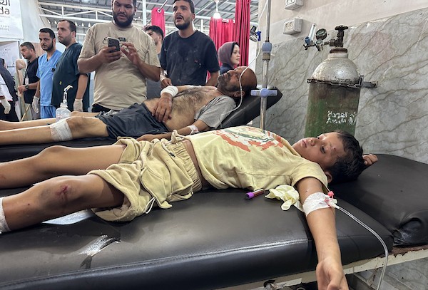 يُعالج المسعفون عدداً من الفلسطينيين الجرحى، معظمهم من الأطفال، في مستشفى العودة بمخيم النصيرات للاجئين، وسط قطاع غزة، في 16 سبتمبر/أيلول 2026.صورة: حسن الجدي
