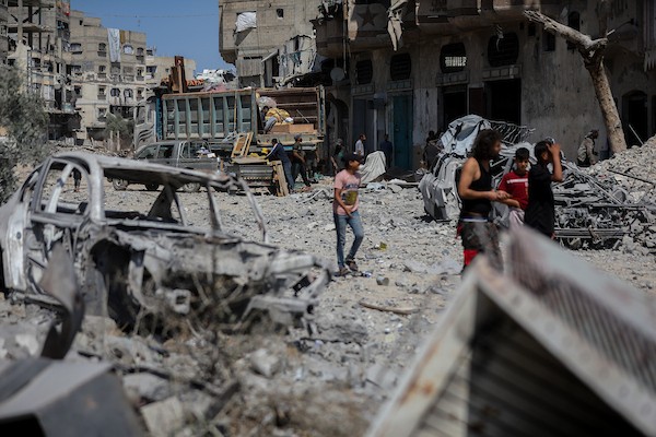 يتفقد فلسطينيون الأضرار التي لحقت بمنزل عائلة كريم في حي التفاح، شرق مدينة غزة، عقب غارة إسرائيلية استهدفته في 22 سبتمبر/أيلول 2026.(صورة: بلال أسامة)