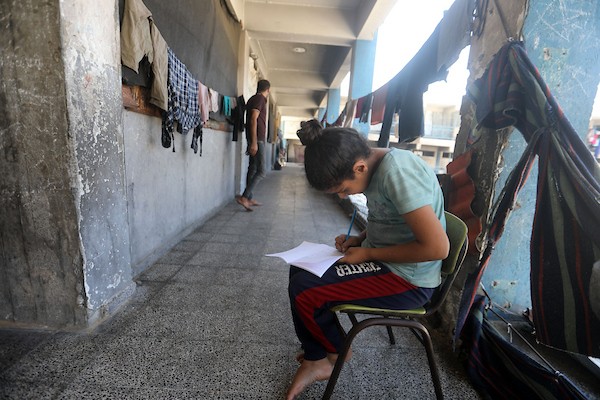 تستعد عائلات فلسطينية نازحة لبدء العام الدراسي الجديد في مدينة غزة في 12 سبتمبر/أيلول 2026، وسط ظروف معيشية صعبة.(صورة: بلال أسامة)