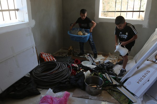 فلسطينيون يتفقدون منزلهم المدمر وأشجار الزيتون المحيطة به في قرية بورين، بالقرب من مدينة نابلس بالضفة الغربية، في 16 سبتمبر، 2026، بعد هجوم شنه مستوطنون. تصوير محمد ناصر