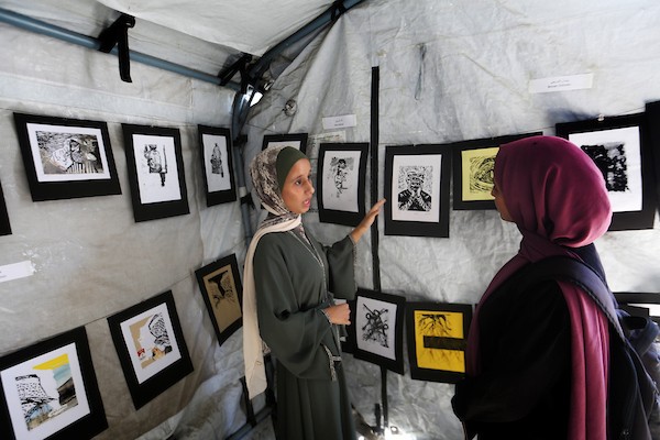 معرض «غزة: ظروف الزمان والمكان» داخل خيمة نقابة الصحفيين الفلسطينيين في غزة، في 27 سبتمبر/أيلول 2026. تصوير: محمد صالحة