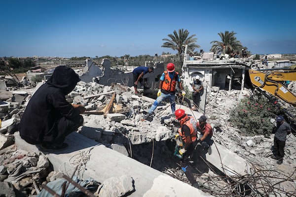 في 12 سبتمبر/أيلول 2026، قام عناصر الدفاع المدني الفلسطيني بالبحث بين أنقاض منزل عائلة أبو خوصة في مخيم النصيرات للاجئين، وسط قطاع غزة.(صورة: معز صالحي)