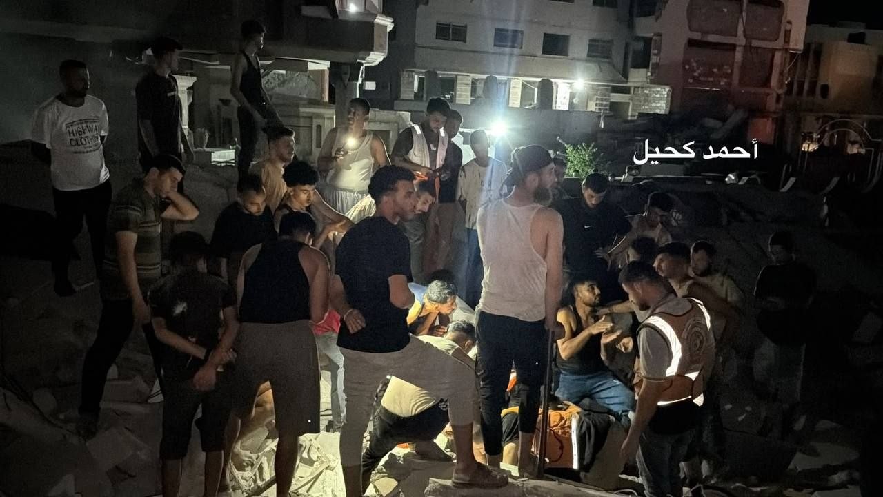 شهداء وجرحى اثر انهيار مبنى سكني متصدع من قصف الاحتلال جنوب مدينة غزة...jpg