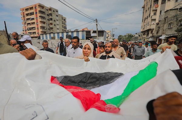 تشييع جماعي في النصيرات لفلسطينيين انتُشلت جثامينهم من تحت الأنقاض، 29 سبتمبر/أيلول 2026.(صورة: معز صالحي)