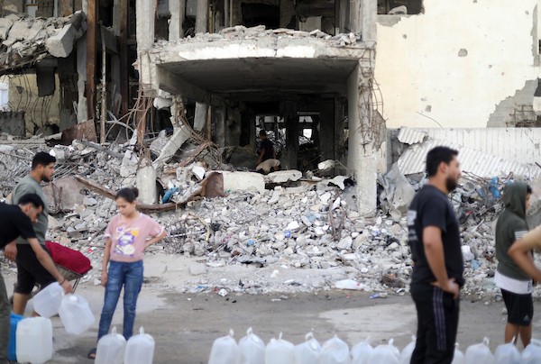 فلسطينيون يقيمون داخل أبراج الكرامة المتضررة وفي خيام مجاورة لها شمال قطاع غزة، في 17 سبتمبر/أيلول 2026، وسط مخاوف من انهيار المباني وصعوبة تأمين مساكن بديلة للعائلات والنازحين. (تصوير: بلال أسامة)