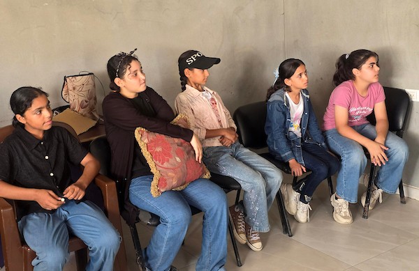 أطفال فلسطينيون يشاركون في إعداد وتقديم برامج لقناة طلائع فلسطين من استوديو متواضع أُقيم داخل خيام النزوح في منطقة مواصي خان يونس. (تصوير: طارق محمد)