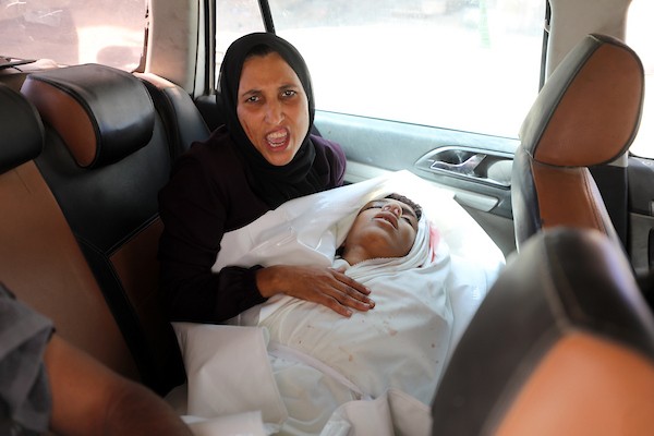 ودّع فلسطينيون جثمان المراهق إسماعيل الهرش في مستشفى الشفاء بمدينة غزة بعد استشهاده بنيران الجيش الإسرائيلي في شارع الهوجا شرق جباليا شمال قطاع غزة، في 2 سبتمبر/أيلول 2026. (صورة: بلال أسامة)