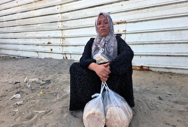 اصطف فلسطينيون أمام نقطة توزيع خبز في خان يونس، جنوب قطاع غزة، في 8 سبتمبر/أيلول 2026.صورة: طارق محمد