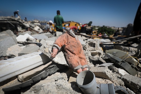 في 12 سبتمبر/أيلول 2026، قام عناصر الدفاع المدني الفلسطيني بالبحث بين أنقاض منزل عائلة أبو خوصة في مخيم النصيرات للاجئين، وسط قطاع غزة.(صورة: معز صالحي)