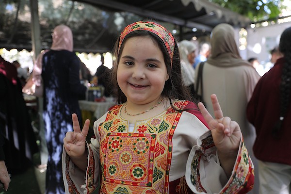 مزارعون وسكان فلسطينيون يشاركون في مهرجان «أيام العنب الخليلي» في البلدة القديمة بمدينة الخليل، في 26 سبتمبر/أيلول 2026. تصوير: مأمون وزوز.