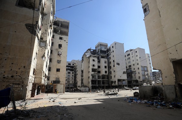 فلسطينيون يقيمون داخل أبراج الكرامة المتضررة وفي خيام مجاورة لها شمال قطاع غزة، في 17 سبتمبر/أيلول 2026، وسط مخاوف من انهيار المباني وصعوبة تأمين مساكن بديلة للعائلات والنازحين. (تصوير: بلال أسامة)