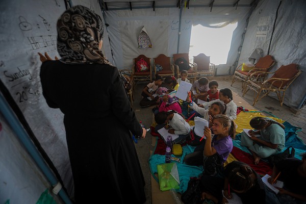 أطفال فلسطينيون يحضرون درساً داخل خيمة تعليمية مؤقتة، جالسين على الأرض في غرب مدينة غزة، في 20 سبتمبر/أيلول 2026.صورة: بلال أسامة