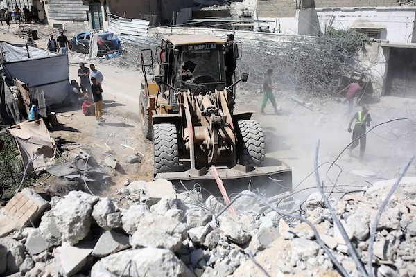 فرق الدفاع المدني الفلسطيني تواصل، لليوم الثاني، البحث بين أنقاض مبنى سكني منهار في منطقة الصناعة غرب مدينة غزة، في 17 سبتمبر/أيلول 2026. (تصوير: محمد صالحة)