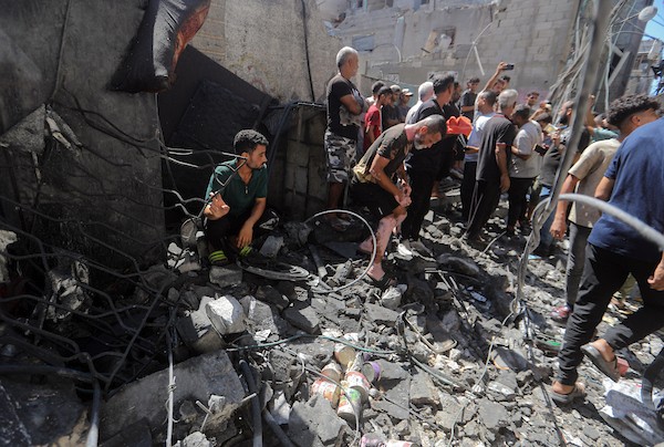 تفقد فلسطينيون مبنىً دمره قصف جوي إسرائيلي في مخيم الشاطئ، غرب مدينة غزة، في 9 سبتمبر/أيلول 2026. وقد دمر القصف المبنى وسط استمرار الهجمات الإسرائيلية على قطاع غزة. صورة: بلال أسامة