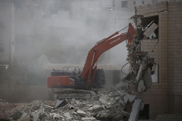 جرافات إسرائيلية تهدم مباني فلسطينية في ضاحية نابلس الجديدة شمال الضفة الغربية، في 31 آب/أغسطس 2026. (تصوير: محمد ناصر)