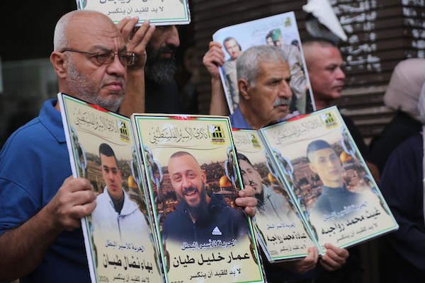 شارك فلسطينيون في مسيرة تضامنية مع الأسرى في السجون الإسرائيلية، في مدينة نابلس بالضفة الغربية، بتاريخ 29 سبتمبر/أيلول 2026.. (صورة: محمد ناصر )