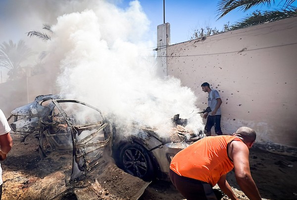 تصاعد الدخان واللهب من مركبة بعد إصابتها بصاروخ إسرائيلي في دير البلح، وسط قطاع غزة، في 24 سبتمبر/أيلول 2026. (صورة: معز صالحي )